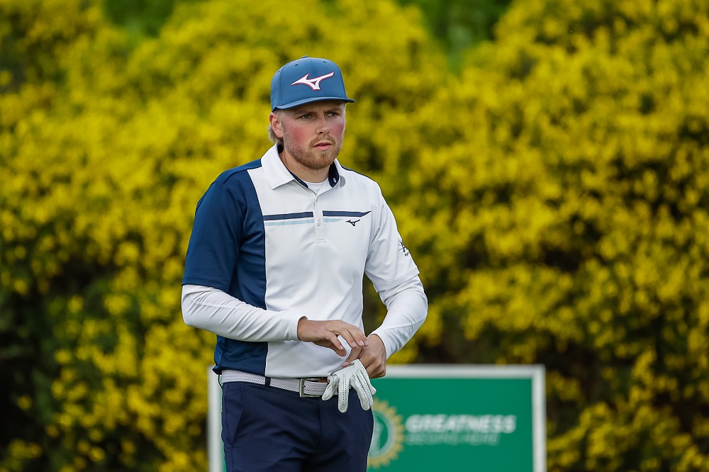 Long chasing De Zalze lead hard with 2nd-round 62