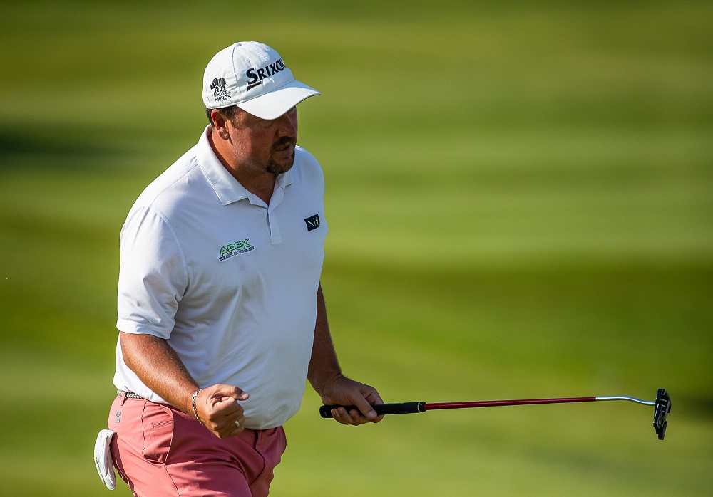 Ahlers stands firm in wind to lead by 5 in Tour Championship