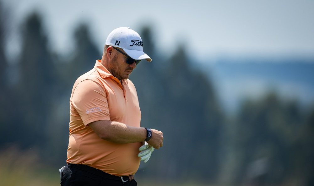 Coetzee holds onto lead in Serengeti Playoffs as pressure mounts