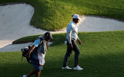 Williams finds form to lead in Turkey with dad on the bag