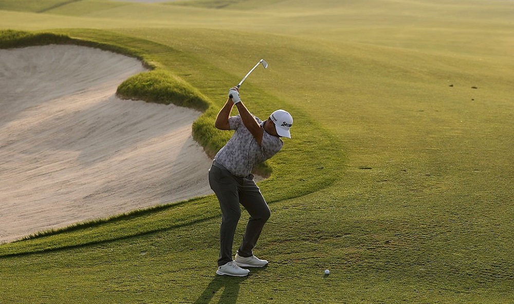 Du Plessis overcomes 3 bogeys for opening 4-under-par in Bahrain