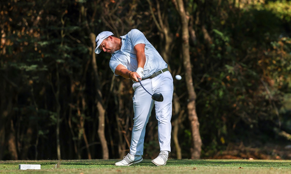 Porteous cards 64 to power into KCM Golf Challenge lead